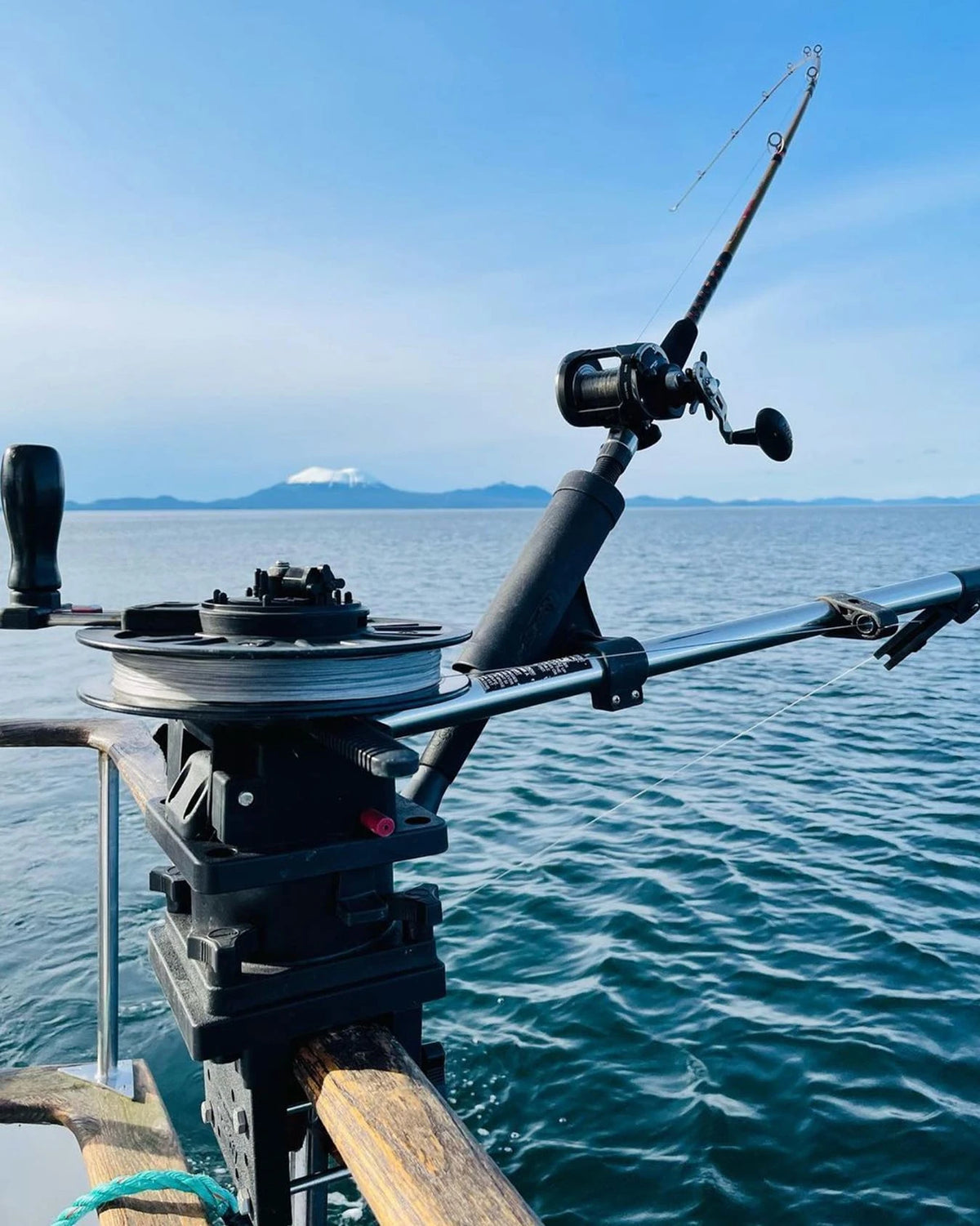 Scotty manual downrigger rigged for lake trolling